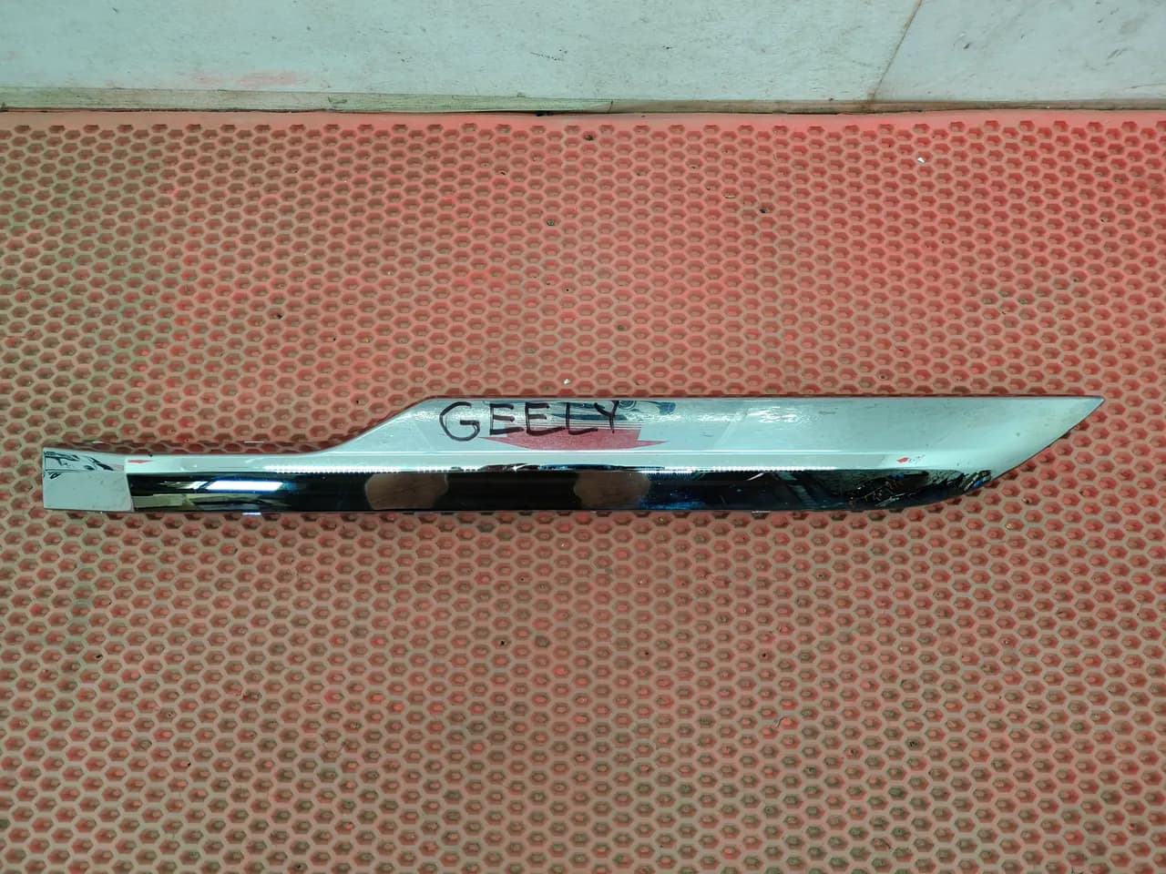 Молдинг двери задний правый Geely Okavango