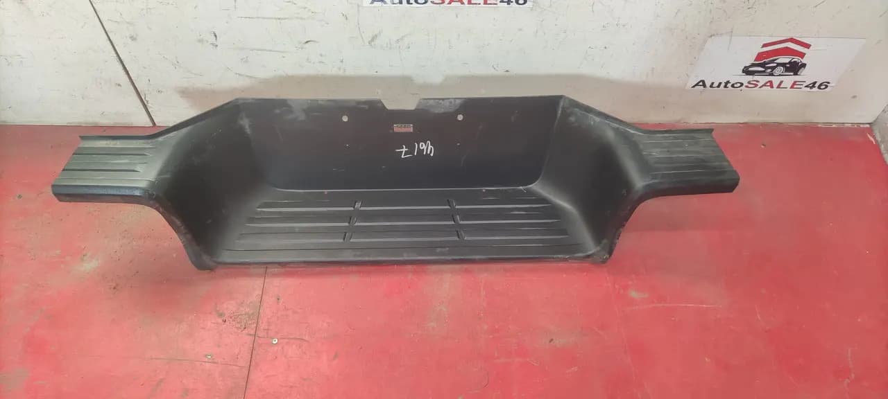 Накладка заднего бампера Toyota Hilux 8