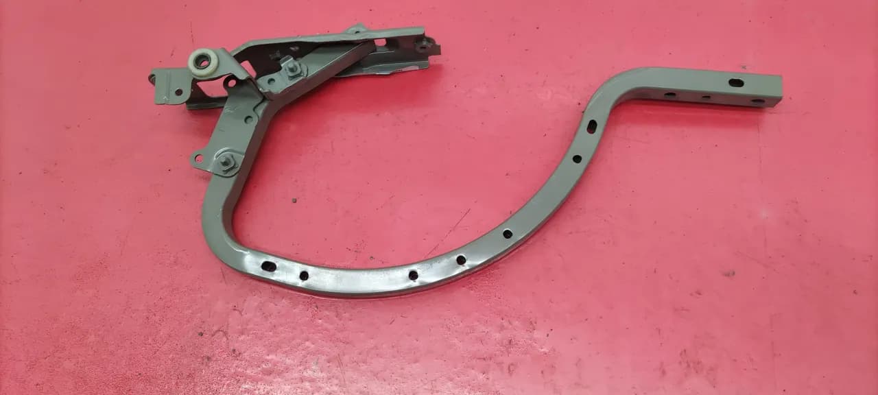Петля крышки багажника Toyota Camry 70