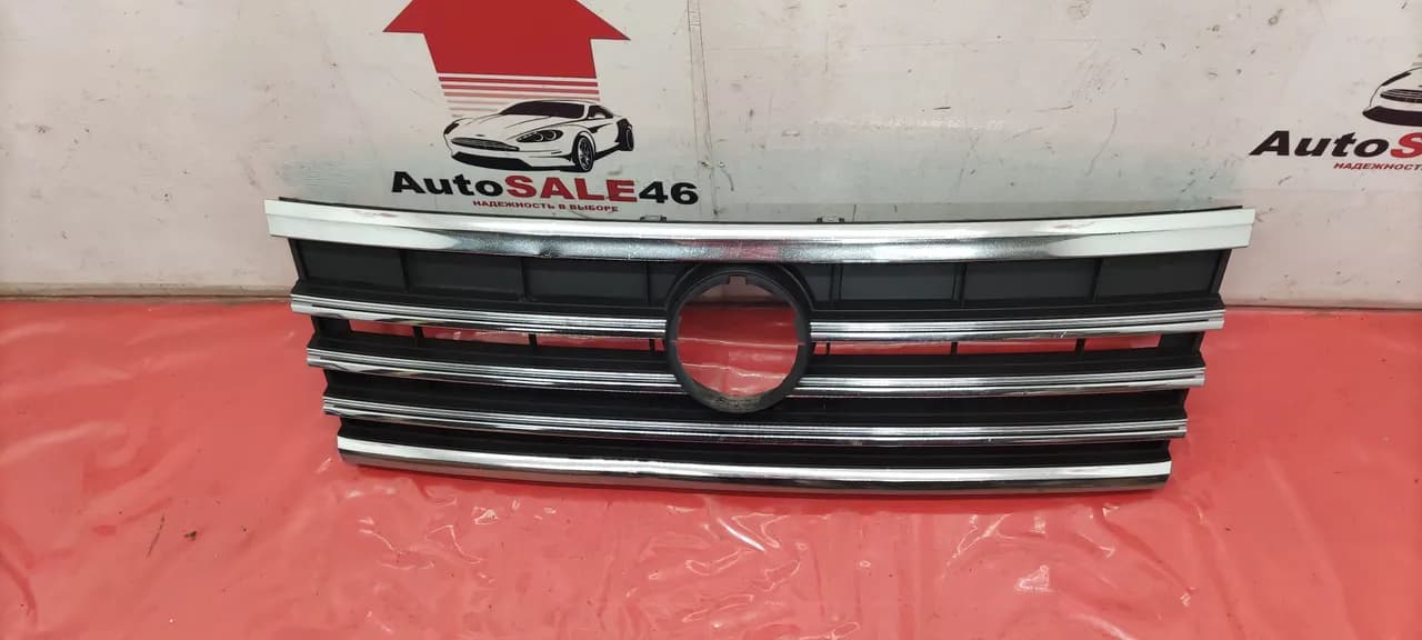 Решетка радиатора Volkswagen Touareg 3